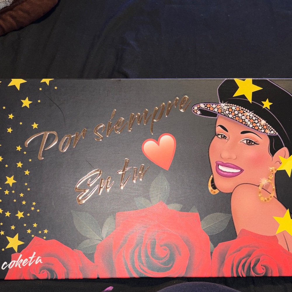 Heart-Shaped Eyeshadow Palette with Mirror - Picture 4 of 5